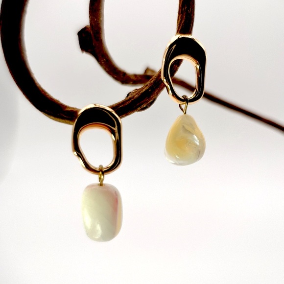 Anthro Natural Pearl Pendant Eartimgs - Picture 2 of 3